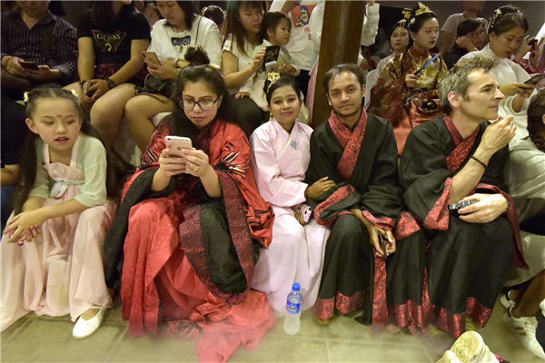 参加活动的外国友人 参加活动的外国友人