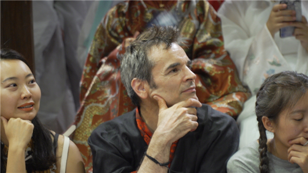 专心致志看表演 专心致志看表演