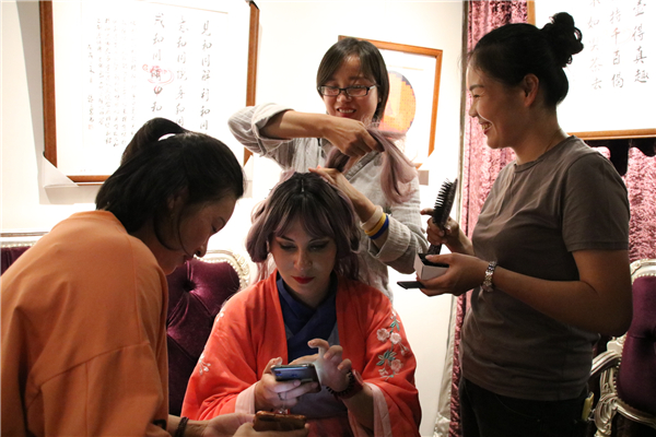 外国友人化妆中 外国友人化妆中