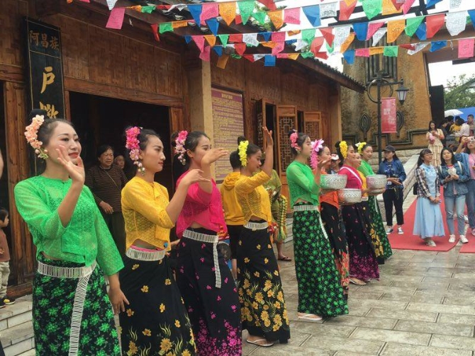 泼水迎宾现场 泼水迎宾现场