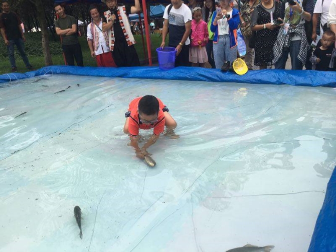 现场摸鱼比赛 现场摸鱼比赛