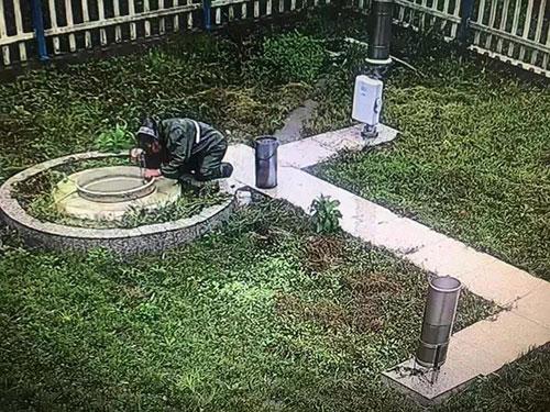 台风天,81岁的她在暴雨中心跪着……