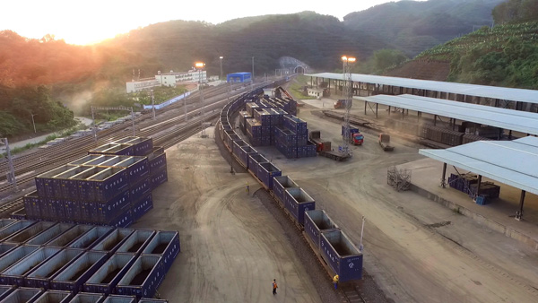 铁路助推云南河口从小城变大口岸。刘昊亮 摄4