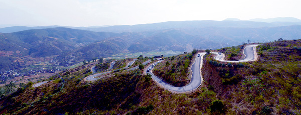 大山深处致富路。孟志坚摄