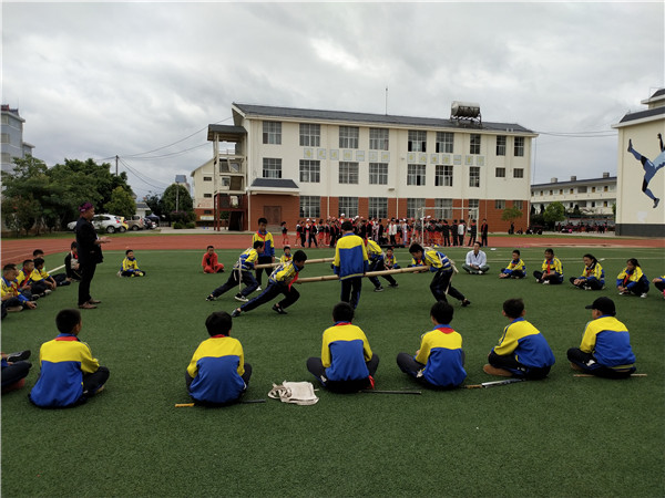 传统竞技项目顶杠。记者刁凤云摄