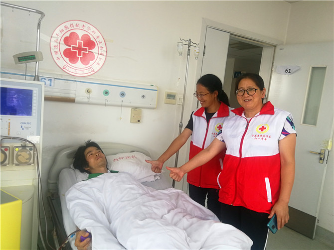 宁蒗红会的王副会长和工作人员池老师一直陪在小丁身边