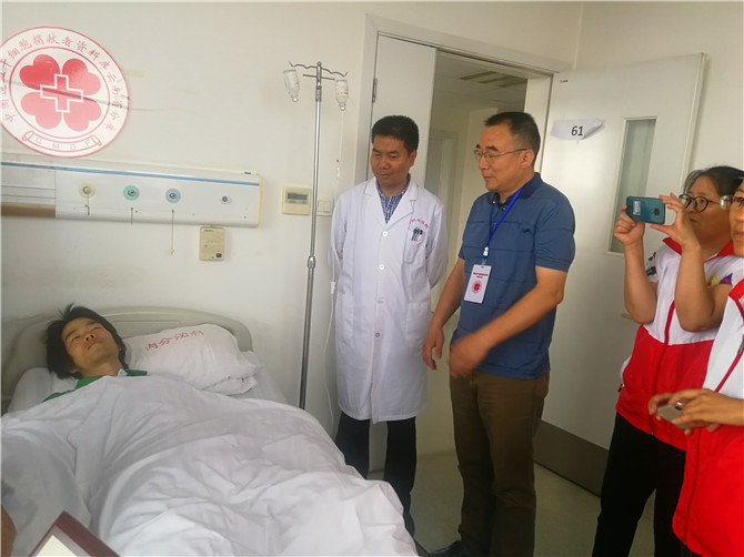 中华骨髓库云南分库主任黄杰来探望小丁