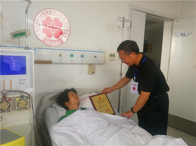 云南省红十字会常务副会长张宽寿来探望小丁并为其送上荣誉证书