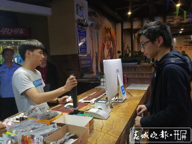 人证合一！曲靖网吧上网刷“脸卡” 全省率先实现网吧“人脸识别”全覆盖 (1).jpg