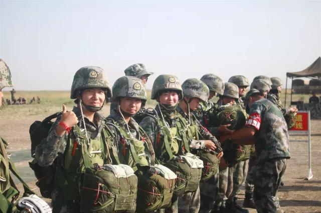 新疆军区首支女子特战分队昆仑山伞降，这出场方式没sei了