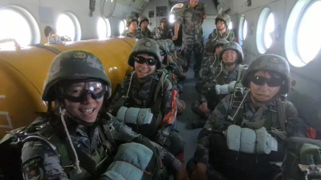 新疆军区首支女子特战分队昆仑山伞降，这出场方式没sei了