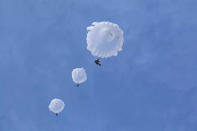 新疆军区首支女子特战分队昆仑山伞降，这出场方式没sei了