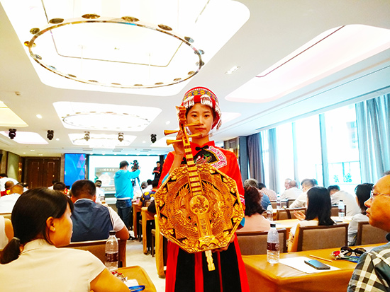 现场义卖的镇南月琴 现场义卖的镇南月琴