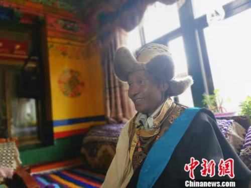 图为夏村村支部书记贵桑。 谢艺观 摄