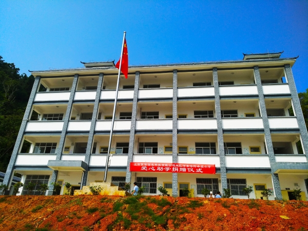 哈阿希望小学教学楼。记者江枫 摄