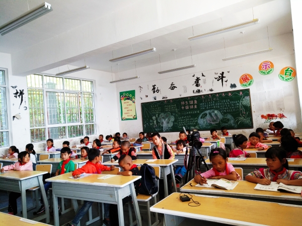 孩子们在教室里。记者江枫 摄