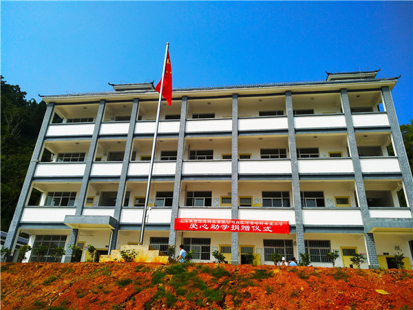 上海市在红河州援建的哈阿希望小学教学楼。记者江枫 摄