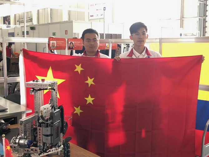 郑棋元和搭档完成比赛 郑棋元和搭档完成比赛