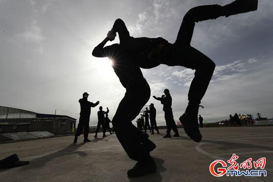 【边疆党旗红】冰雪铸忠魂 赤诚护“天路” 【边疆党旗红】冰雪铸忠魂 赤诚护“天路”