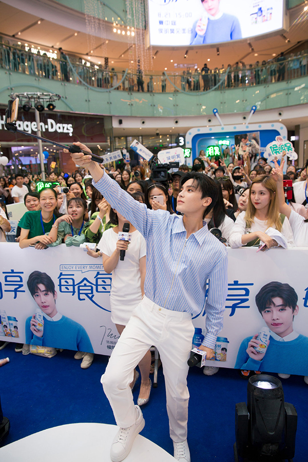 侯明昊与粉丝合影(新希望雪兰活润酸奶“Summer Campaign”收官) 侯明昊与粉丝合影(新希望雪兰活润酸奶“Summer Campaign”收官)