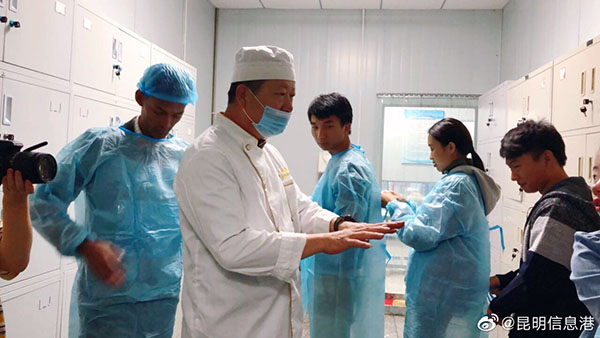 2 外国友人们跟随烘焙师傅进入工作车间。记者金玉 摄