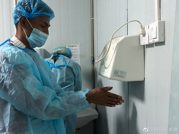 3 外国友人们按照严格的卫生要求洗手、烘干。记者 金玉 摄