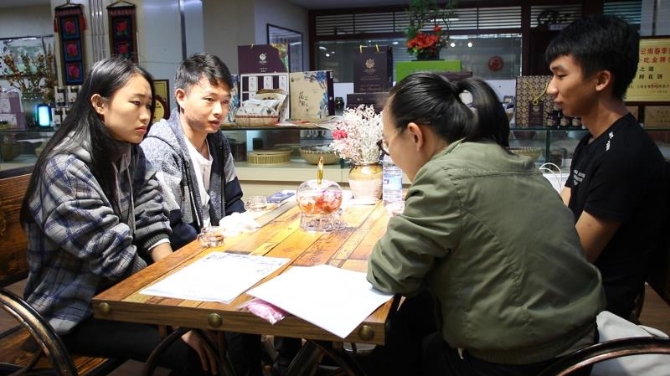 5 缅甸小伙TING ZUNG分享自己关于《水调歌头》的感受。记者甘凌菲 摄