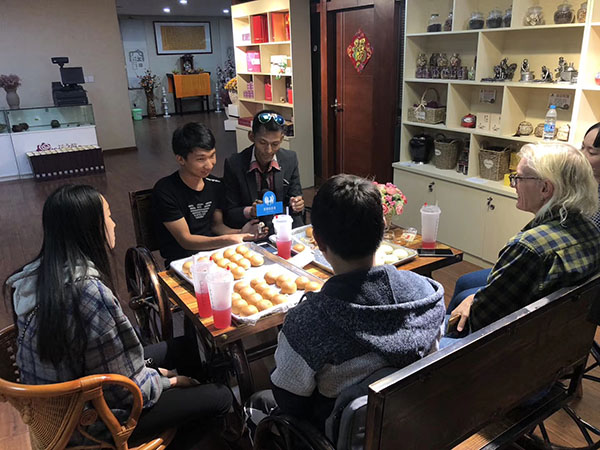 7 月饼出炉，外国友人们迫不及待地想尝自己的“劳动成果”。 记者 苏雯芊 摄