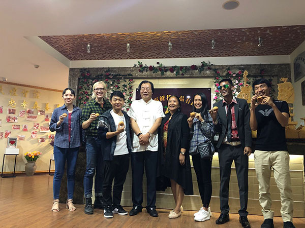 8 参加活动的外国友人与中国友人合影留恋。记者金玉 摄