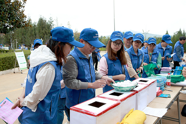 按乒乓球上的垃圾标签,投入到正确的分类箱中。_副本 按乒乓球上的垃圾标签,投入到正确的分类箱中。_副本