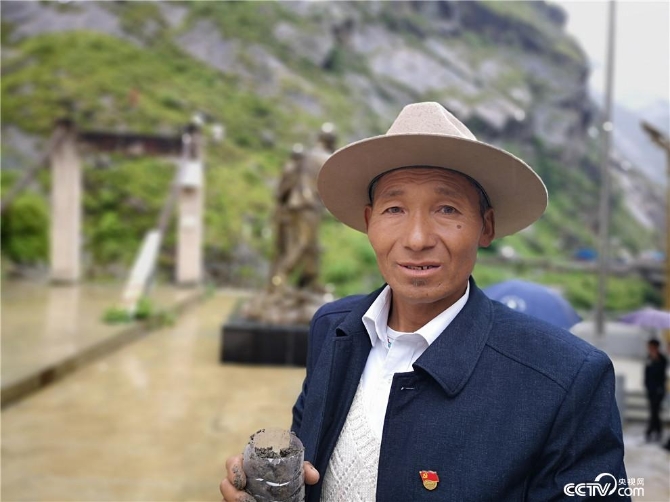 吉隆县宗嘎镇夏村党支部书记贵桑。(何川 摄)