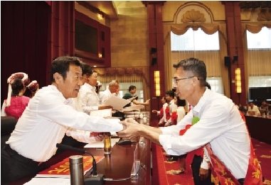 参会领导为获得2019年优秀教师和优秀教育工作者及先进学校、先进单位代表颁奖。