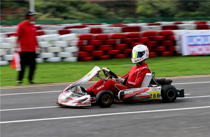 车手在赛道上狂飙