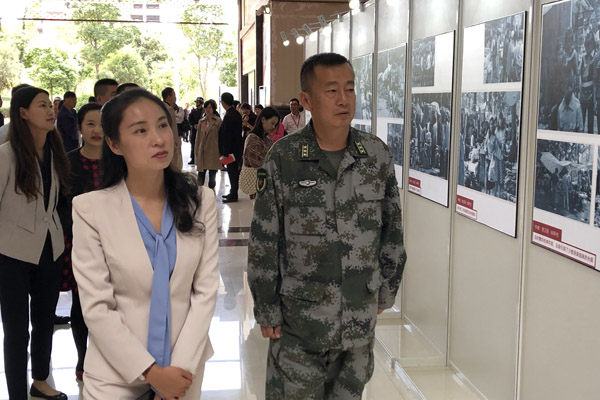 参观图片展 参观图片展