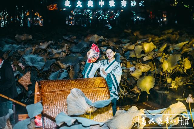 大观公园中秋变网红 2万人共度奇妙夜 (9).jpg