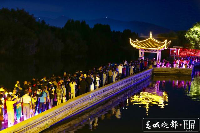 大观公园中秋变网红 2万人共度奇妙夜 (4).jpg