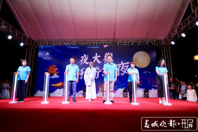 大观公园中秋变网红 2万人共度奇妙夜.jpg