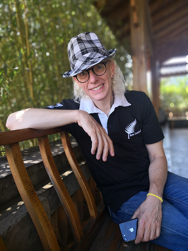 2 理查德参观昆明虚宁寺。供图 2 理查德参观昆明虚宁寺。供图