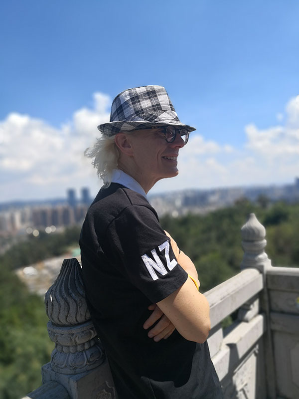 3 理查德在昆明欣赏昆明不一样的蓝天白云风景。供图 3 理查德在昆明欣赏昆明不一样的蓝天白云风景。供图