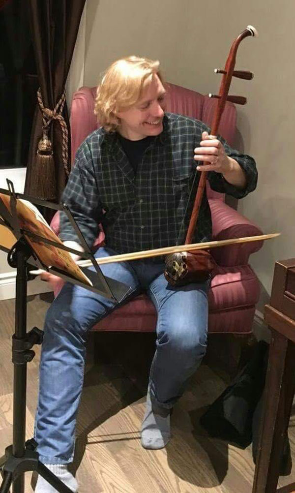 6 理查德正在认真学习拉二胡。供图 6 理查德正在认真学习拉二胡。供图