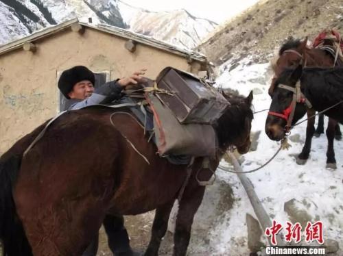 行医27年,居马泰·俄白克先后骑过4匹马。 行医27年,居马泰·俄白克先后骑过4匹马。