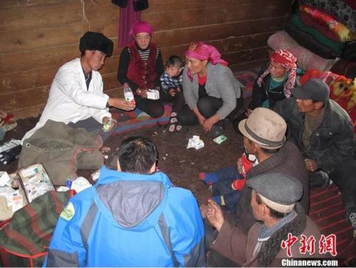 图为居马泰•俄白克讲解分装酒精和使用方法。 刘灵波 摄 图为居马泰•俄白克讲解分装酒精和使用方法。 刘灵波 摄