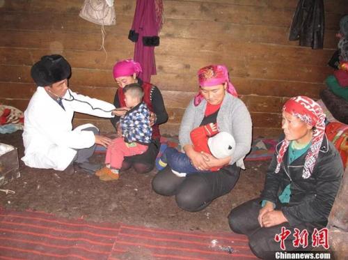 行医时,居马泰·俄白克还承担着义务宣传员的角色。 行医时,居马泰·俄白克还承担着义务宣传员的角色。