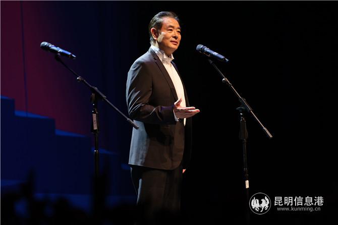 “滇池之声”第一届朗诵会现场 朗诵人濮存昕3 “滇池之声”第一届朗诵会现场 朗诵人濮存昕3
