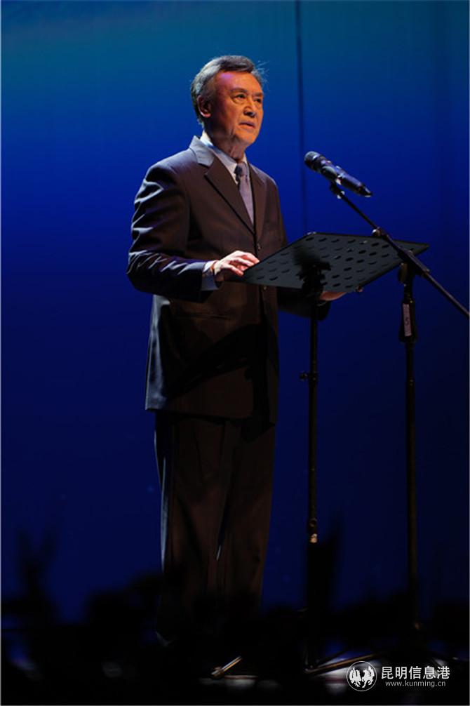 “滇池之声”第一届朗诵会现场 朗诵人达式常2 “滇池之声”第一届朗诵会现场 朗诵人达式常2