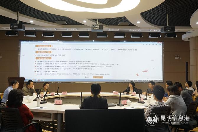 专家们共同讨论，围绕本次大赛提出建议。供图