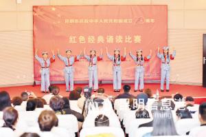 红色经典诵读比赛在市图书馆举行。 记者王俊星摄