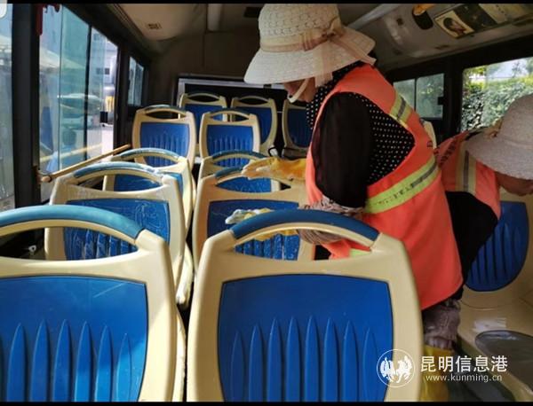 工作人员进行卫生打扫(昆明公交三十八车队开展车辆卫生检查工作) 工作人员进行卫生打扫(昆明公交三十八车队开展车辆卫生检查工作)