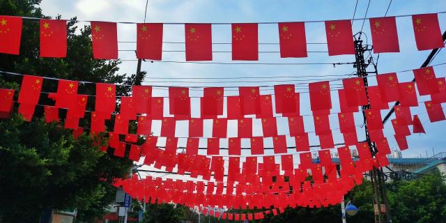 五星红旗迎风飘扬 晋宁迎国庆氛围浓厚