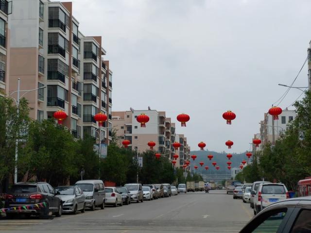 五星红旗迎风飘扬 晋宁迎国庆氛围浓厚